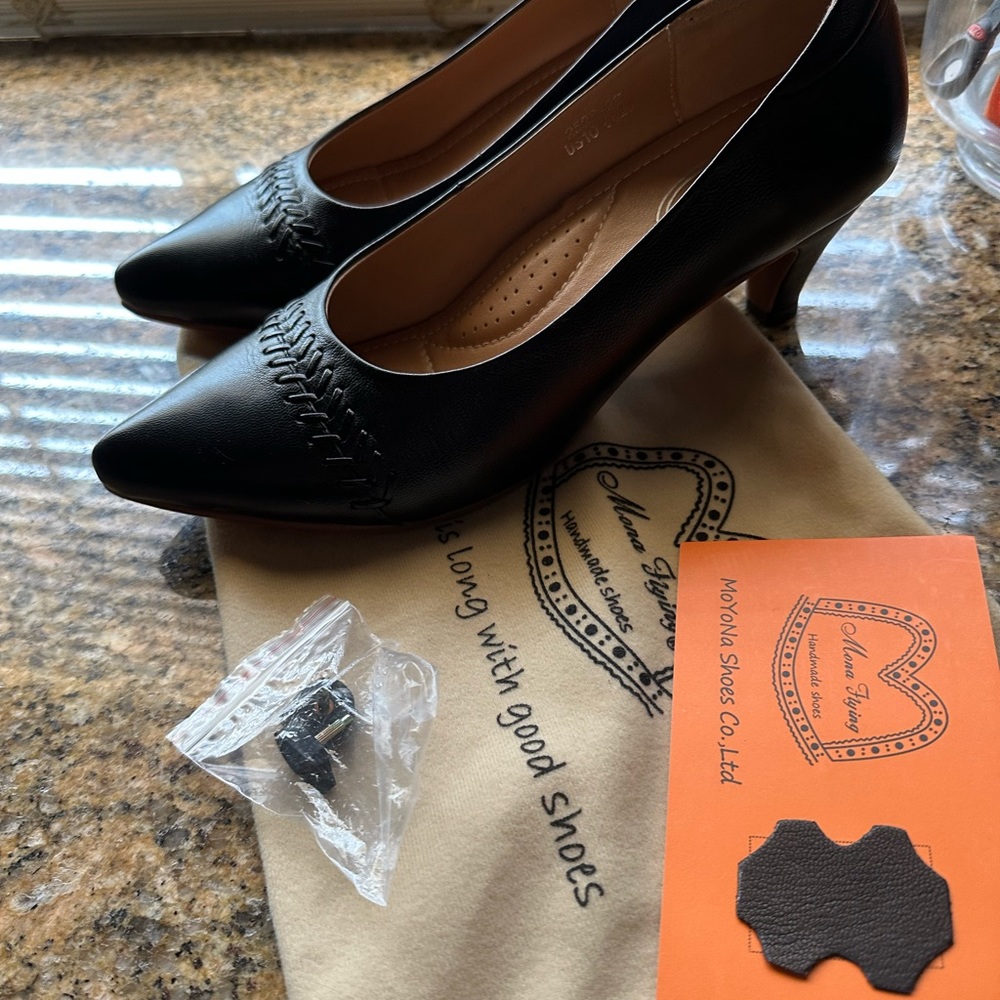 ❤️ 👠 Worn twice- 100% leather Mona Flying heels with replacement tips/dust bag